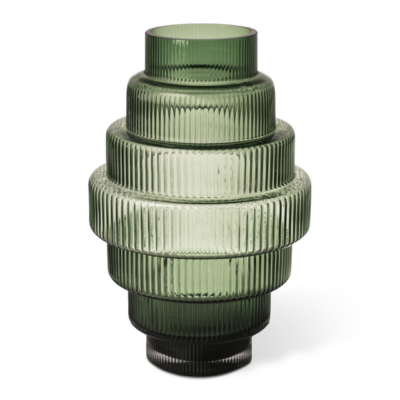 De POLS POTTEN Vase Steps Small - Groen is een fantastische handgemaakte vaas van groen glas.