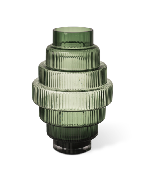 De POLSPOTTEN Vase Steps Small - Groen is een fantastische handgemaakte vaas van groen glas.